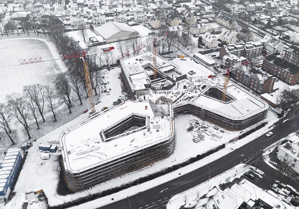 Topping-out ceremony in a snowstorm